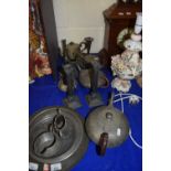 MIXED LOT: VARIOUS 19TH CENTURY AND LATER PEWTER AND METAL WARES TO INCLUDE VARIOUS TEA WARES,