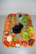 MIXED LOT: VARIOUS ASSORTED GLASS WARES TO INCLUDE VARIOUS SALTS, STOPPERS ETC