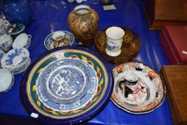 MIXED LOT: LARGE POTTERY BOWL DECORATED WITH A RISING SUN, VARIOUS OTHER GLASS AND CERAMICS