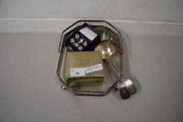 MIXED LOT: SILVER PLATED WARES TO INCLUDE MENU HOLDERS, GLASS BOTTOM TRAY, SAUCE LADLES AND A