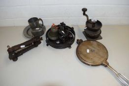 A MIXED LOT OF VARIOUS METAL WARES TO INCLUDE A VINTAGE COFFEE GRINDER, DOOR KNOCKER ETC