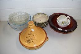 MIXED LOT TO INCLUDE A POTTERY TAGINE BOWL, VARIOUS POTTERY AND GLASS BOWLS AND OTHER ITEMS