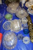 LARGE MIXED LOT: VARIOUS GLASS BOWLS, STANDS AND OTHER ITEMS