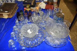 LARGE MIXED LOT: VARIOUS ASSORTED GLASS WARES TO INCLUDE DRINKING GLASSES, BOWLS, PEDESTAL STANDS,