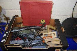QUANTITY OF 00 GAUGE MODEL RAILWAY ITEMS TO INCLUDE VARIOUS BUILDINGS, TRACK AND ACCESSORIES
