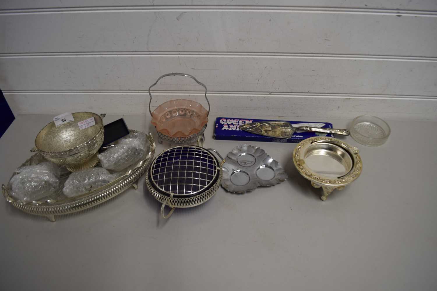 MIXED LOT: VARIOUS ASSORTED SILVER PLATED WARE, CUTTLERY ETC