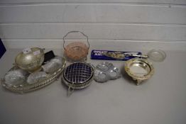 MIXED LOT: VARIOUS ASSORTED SILVER PLATED WARE, CUTTLERY ETC