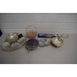 MIXED LOT: VARIOUS ASSORTED SILVER PLATED WARE, CUTTLERY ETC