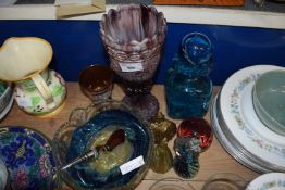 MIXED LOT: MEDINA DECANTER, ASHTRAY AND FURTHER ORNAMENTS PLUS A SLAG GLASS VASE AND OTHER ITEMS