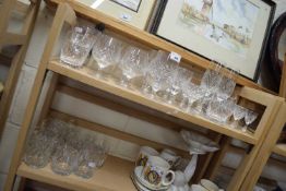MIXED LOT: VARIOUS 20TH CENTURY CLEAR DRINKING GLASSES, ASSORTED DESIGNS