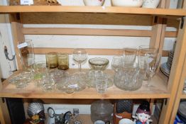 MIXED LOT: VARIOUS ASSORTED GLASS WARES