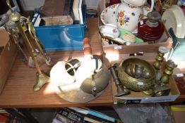 MIXED LOT: VARIOUS BRASS WARES TO INCLUDE FIRE TOOLS, KETTLE, CANDLESTICKS ETC
