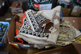 MIXED LOT: VARIOUS FABRIC WARES TO INCLUDE LINEN CLOTHS PRINTED IN FIJI, VARIOUS PLACE MATS AND
