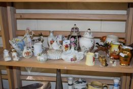 MIXED LOT: VARIOUS ASSORTED SMALL VASES, ORNAMENTS AND OTHER ITEMS