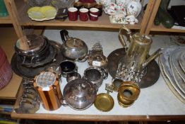 MIXED LOT: VARIOUS ASSORTED SILVER PLATED WARES TO INCLUDE TEA WARES, SERVING TRAYS, TOAST RACKS