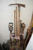 MIXED LOT: VARIOUS ASSORTED SPADES, A MAT HOOK AND OTHER ITEMS