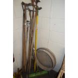MIXED LOT: VARIOUS GARDEN HOE'S AND OTHER ASSORTED ITEMS