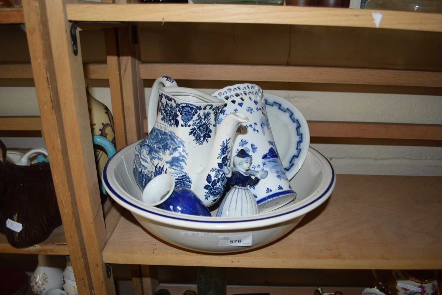 MIXED LOT: VARIOUS BLUE AND WHITE CERAMICS