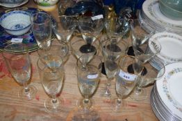 MIXED LOT: VARIOUS RETRO GLASSES TO INCLUDE PINK LADY