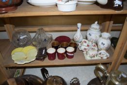 MIXED LOT: VARIOUS CERAMICS TO INCLUDE AINSLEY COTTAGE GARDEN VASES, ASSORTED GILT DECORATED TEA