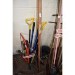 MIXED LOT: VARIOUS GARDEN TOOLS TO INCLUDE A LONG ARM PRUNER