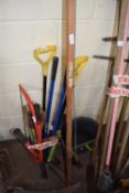 MIXED LOT: VARIOUS GARDEN TOOLS TO INCLUDE A LONG ARM PRUNER