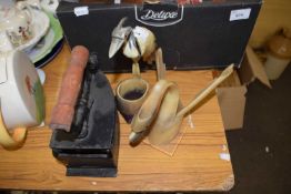 MIXED LOT: VINTAGE BOX IRON AND HORN MODEL BIRDS