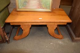 20TH CENTURY HARDWOOD COFFEE TABLE WITH OUTSTRETCHED LEGS