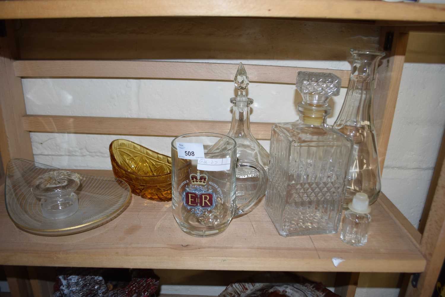 MIXED LOT: VARIOUS ASSORTED DECANTERS AND OTHER GLASS WARES