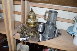 MIXED LOT: PEWTER TANKARDS, VINTAGE STEEL KITCHEN WARES AND OTHER ITEMS