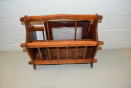 MIXED LOT: MAGAZINE RACK AND SLIDING BOOK STAND