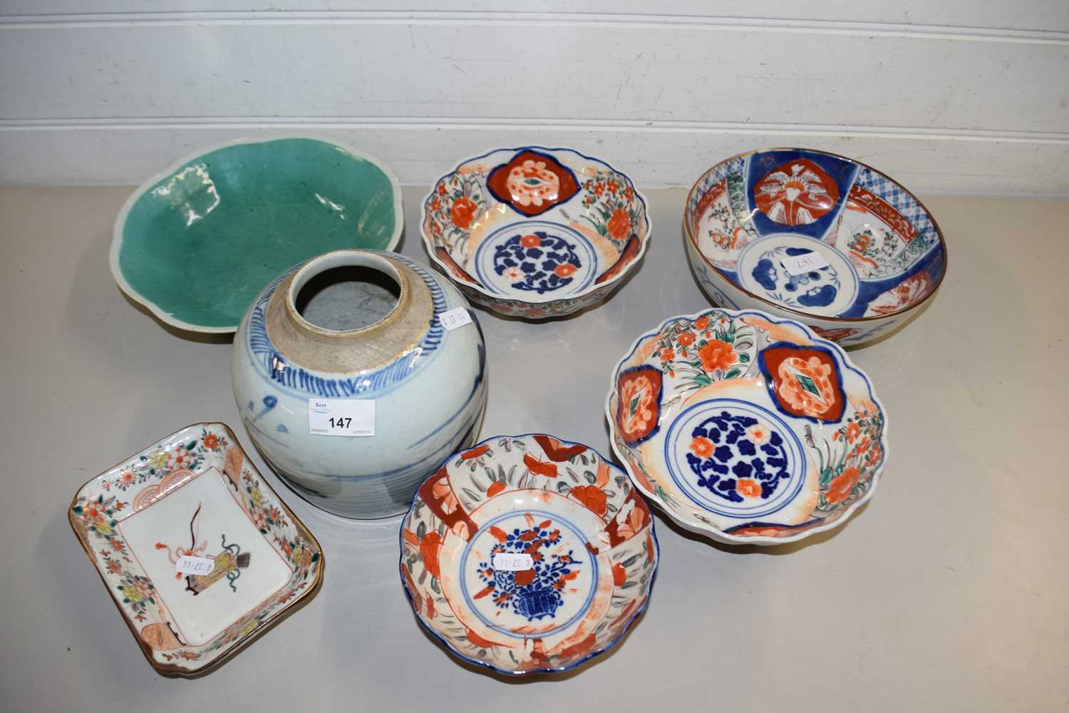 COLLECTION OF VARIOUS CERAMICS TO INCLUDE ORIENTAL BLUE AND WHITE GINGER JAR, VARIOUS IMARI BOWLS,