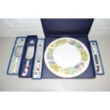 MIXED LOT: VARIOUS BOXED ROYAL WORCESTER SERVING KNIVES AND ACCOMPANYING PLATE