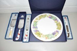 MIXED LOT: VARIOUS BOXED ROYAL WORCESTER SERVING KNIVES AND ACCOMPANYING PLATE