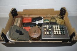 BOX OF VARIOUS MIXED ITEMS TO INCLUDE A VINTAGE ADDING MACHINE, WOODEN CHESS PIECES, VARIOUS TINS