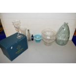MIXED LOT: COMPRISING A HEAVY CUT GLASS PEDESTAL BOWL, VARIOUS WINE GLASSES AND OTHER ITEMS