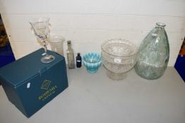 MIXED LOT: COMPRISING A HEAVY CUT GLASS PEDESTAL BOWL, VARIOUS WINE GLASSES AND OTHER ITEMS