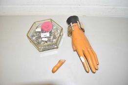 MIXED LOT: VARIOUS ASSORTED COSTUME JEWELLERY TOGETHER WITH A WOODEN DISPLAY HAND