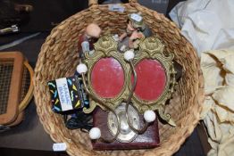 A BASKET OF ASSORTED MIXED ITEMS TO INCLUDE MODEL OF CARD PLAYERS, BRASS PICTURE FRAME, COAT HOOK
