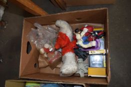 BOX OF VARIOUS TOYS TO INCLUDE WOMBLE, WALLACE & GROMIT TOY ETC