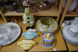 MIXED LOT: MURANO GLASS CLOWN SHAPED DECANTER, A MOTTLED GLASS LIGHT SHADE, TWO WALL POCKETS AND