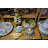 MIXED LOT: MURANO GLASS CLOWN SHAPED DECANTER, A MOTTLED GLASS LIGHT SHADE, TWO WALL POCKETS AND