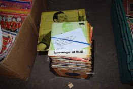 COLLECTION OF VARIOUS SINGLES TO INCLUDE A RANGE OF LONNIE DONEGAN AND OTHERS