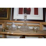 MIXED LOT: FLAT BOTTOMED DECANTER, GLASS BOWL, VARIOUS OTHER ITEMS