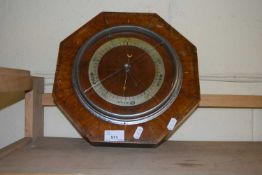 AN EARLY 20TH CENTURY ANEROID BAROMETER IN OCTAGONAL CASE