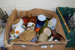 ONE BOX OF VARIOUS ASSORTED CERAMICS AND HOUSEHOLD SUNDRIES