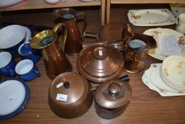 MIXED LOT: VARIOUS ASSORTED COPPER WARES TO INCLUDE JUGS, WARMING PAN, TEA CADDY AND A FURTHER