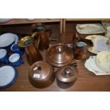 MIXED LOT: VARIOUS ASSORTED COPPER WARES TO INCLUDE JUGS, WARMING PAN, TEA CADDY AND A FURTHER