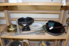 MIXED LOT: VARIOUS CERAMICS, SMALL BRASS BOWLS, BRASS TOPPED SKEWERS AND OTHER ITEMS