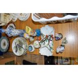 MIXED LOT: VARIOUS 19TH CENTURY FIGURINES, DECORATED COLLECTOR PLATES AND OTHER ITEMS